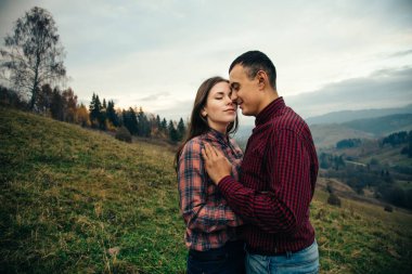 genç bir çift doğa