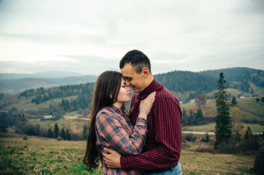 genç bir çift doğa