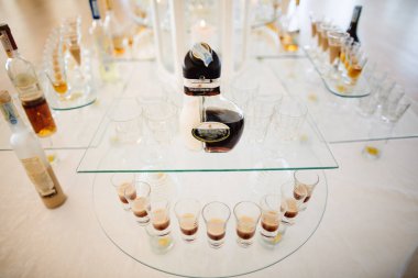 tablo üzerinde çeşitli alkol