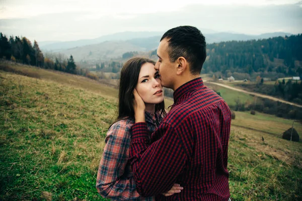 Mladý pár na přírodu — Stock fotografie