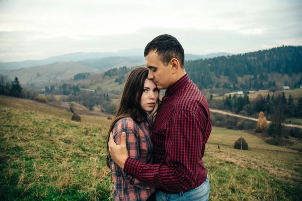 Mladý pár na přírodu — Stock fotografie