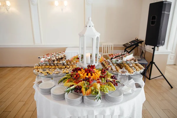 Heerlijke fruit en desserts — Stockfoto