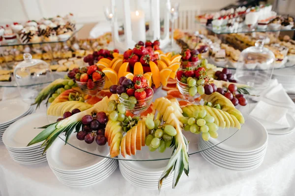 Ízletes gyümölcsök és desszertek — Stock Fotó