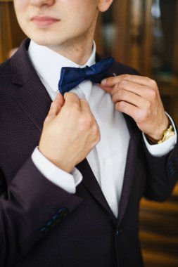 Siyah takım zarafet adam