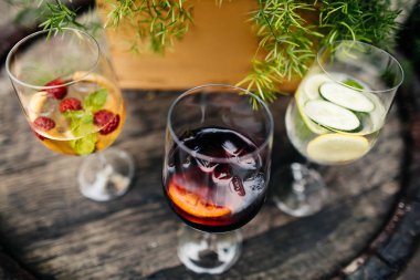 gözlük ile lezzetli kokteyller