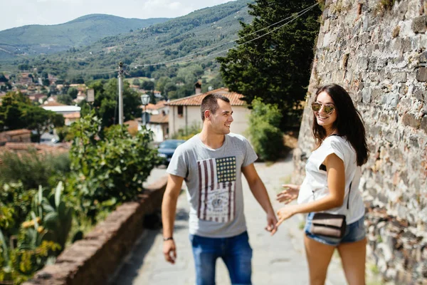 Pareja caminando en la ciudad — Foto de Stock