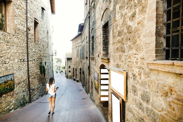 Woman in old Italian city — Stock Photo, Image