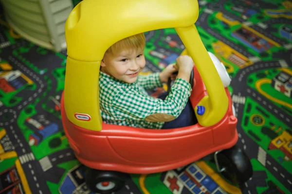 Junge spielt mit Spielzeugauto — Stockfoto