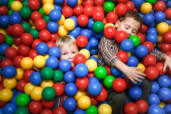 Pojkar spelar i roliga rum — Stockfoto