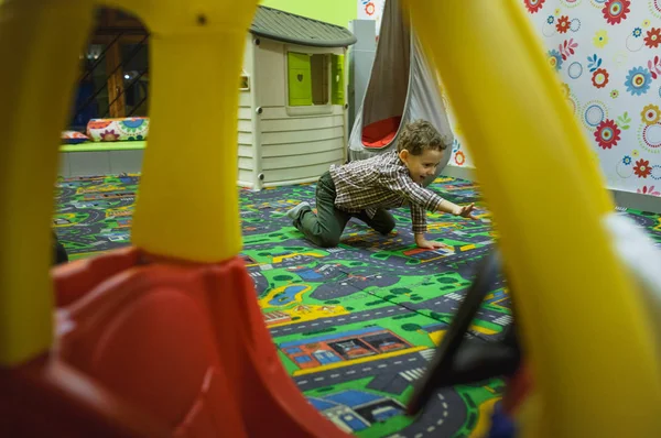 Junge spielt mit Spielzeugauto — Stockfoto