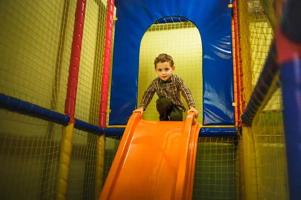 Garçon jouer dans amusant salle — Photo