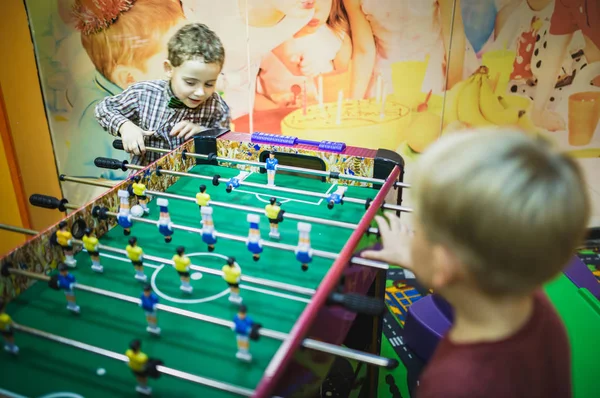 Två bröder småbarn spelar — Stockfoto