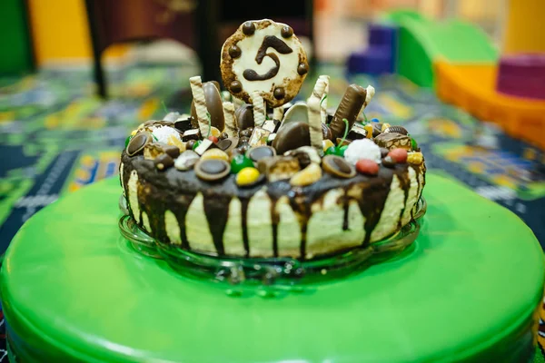Barevné narozeninový dort — Stock fotografie