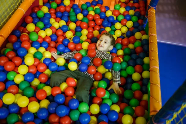 Crianças brincam na sala de diversão — Fotografia de Stock