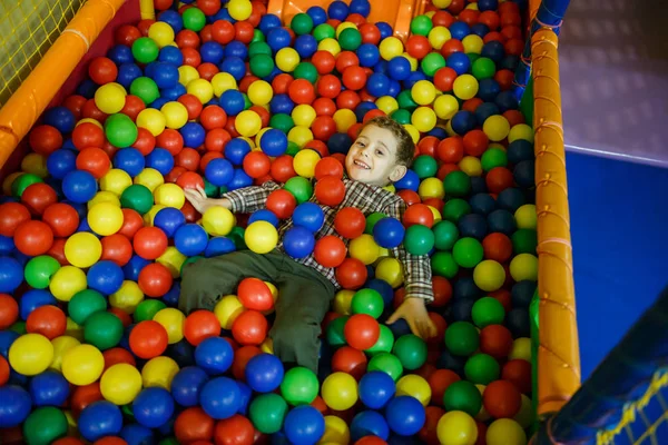 Les enfants jouent dans la salle d'amusement — Photo