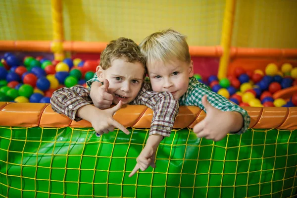 Geschwister Kleinkinder spielen — Stockfoto