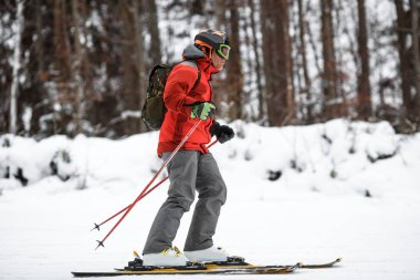 genç adam kış dağ 