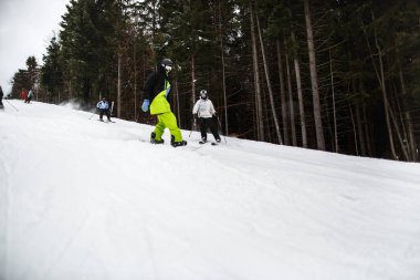 insanlar kışın eğlenin