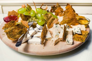 Peynir tabağı plaka üzerinde