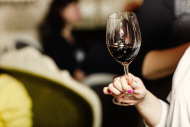 kadın şarap tadımı