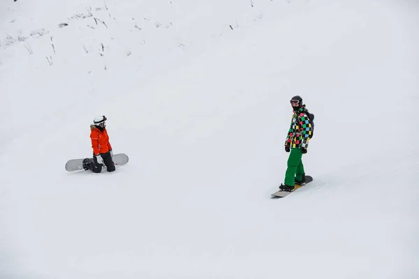Молодые люди на сноуборде — стоковое фото