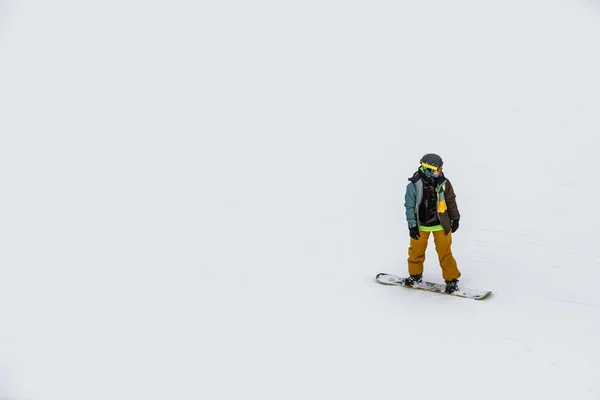 Junger Mann auf dem Snowboard — Stockfoto