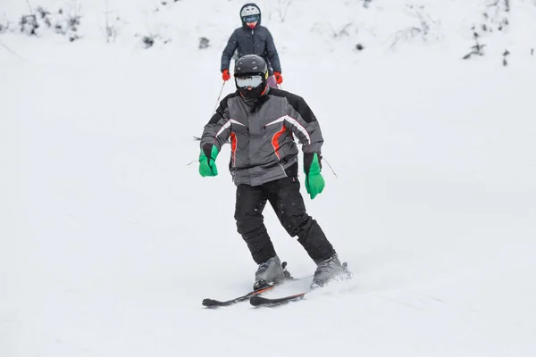 As pessoas se divertem no inverno — Fotografia de Stock