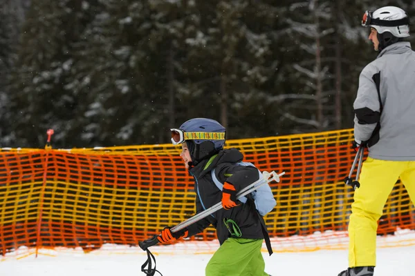 Sportovní lidé bavit v zimě — Stock fotografie