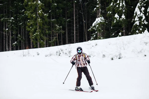 Man har kul i vinter — Stockfoto