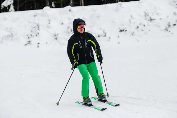 Человек повеселиться на лыжах — стоковое фото