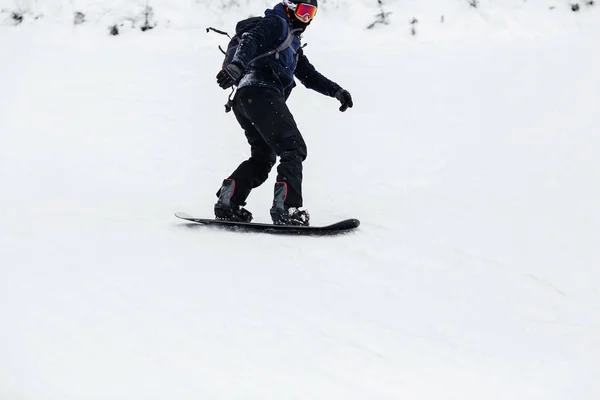 Snowboard üzerinde genç adam — Stok fotoğraf