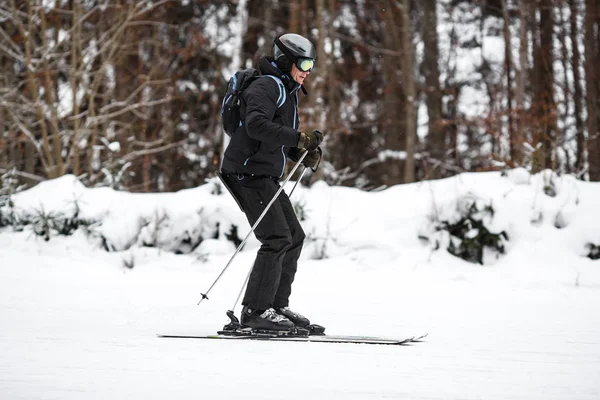 Uomo divertirsi in inverno — Foto Stock