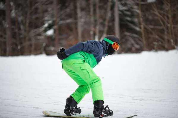 Snowboard üzerinde genç adam — Stok fotoğraf