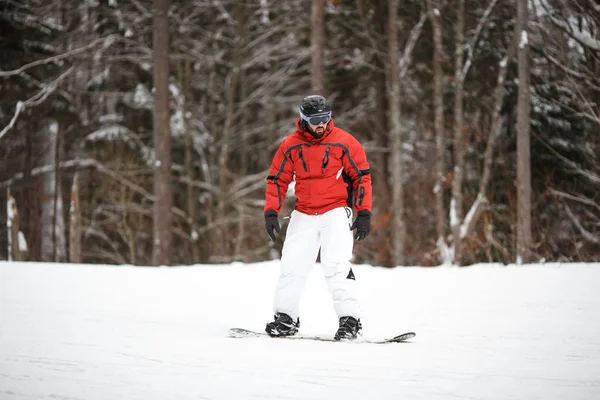 Молодой человек на сноуборде — стоковое фото