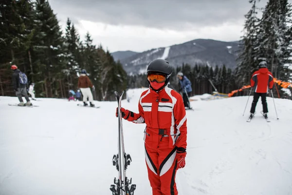 Vrouw in winter mountain — Stockfoto