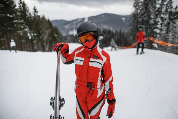 Donna in montagna invernale — Foto Stock