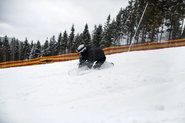 Homem em snowboard no inverno — Fotografia de Stock