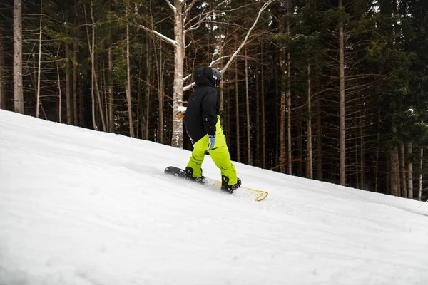 Junger Mann auf dem Snowboard — Stockfoto