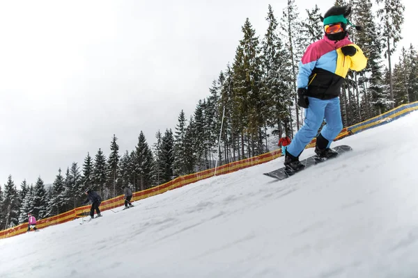 Junger Mann auf dem Snowboard — Stockfoto