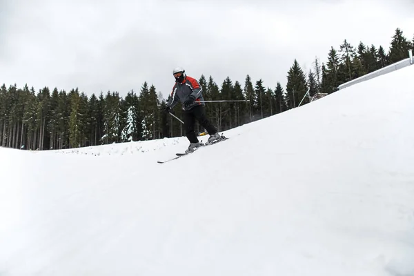 Mann hat Spaß auf Skiern — Stockfoto