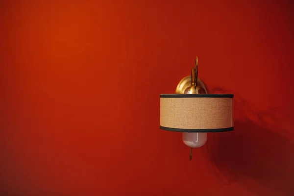 Вінтажний світильник у спальні — стокове фото