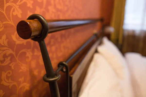 Κρεβάτι και vintage διακόσμηση — Φωτογραφία Αρχείου