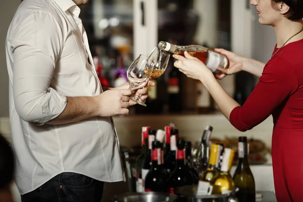 Tirar del vino a la copa — Foto de Stock