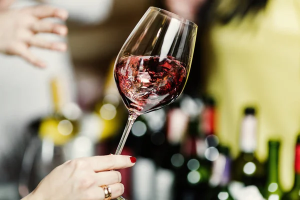 Ręka trzyma kieliszek wina — Zdjęcie stockowe