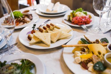 Düğün masa üzerinde çeşitli yemekler