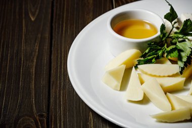 Peynirli bal tabağı.