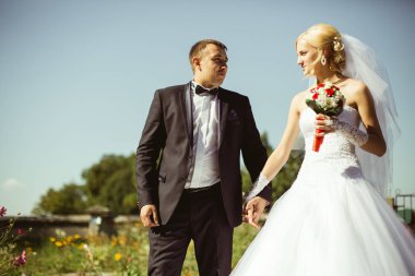 Yeni evli çiftin romantik düğün