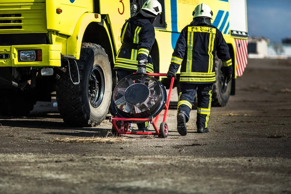 Пожарные борются с огнем во время тренировок — стоковое фото