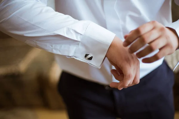 El novio vestidor y la preparación para la ceremonia — Foto de Stock