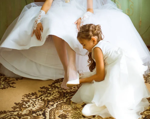 Kleines Mädchen hilft Braut — Stockfoto